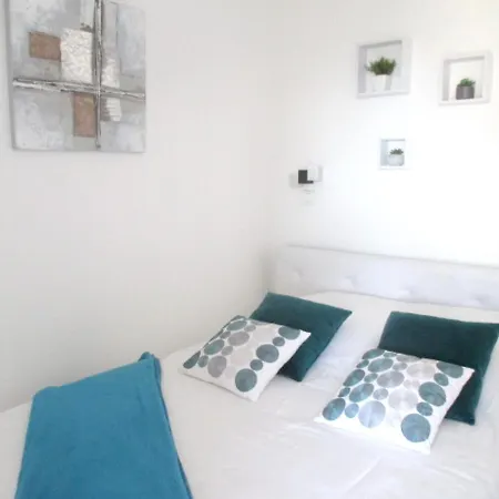 Apartment Avec Vue A 30m² + Balcon *